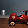 Osram LED-Nachtlicht Lunetta Wave an Wand, daneben rotes Kinderrutscherauto.