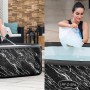 Bestway Eisbad Glacial Dip, aufblasbar, mit Marmor-Optik. Frau befüllt es mit Wasser und Eis.
