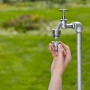 Gardena Premium Hahnverbinder (33,3 mm) wird an einen Wasserhahn angeschlossen.