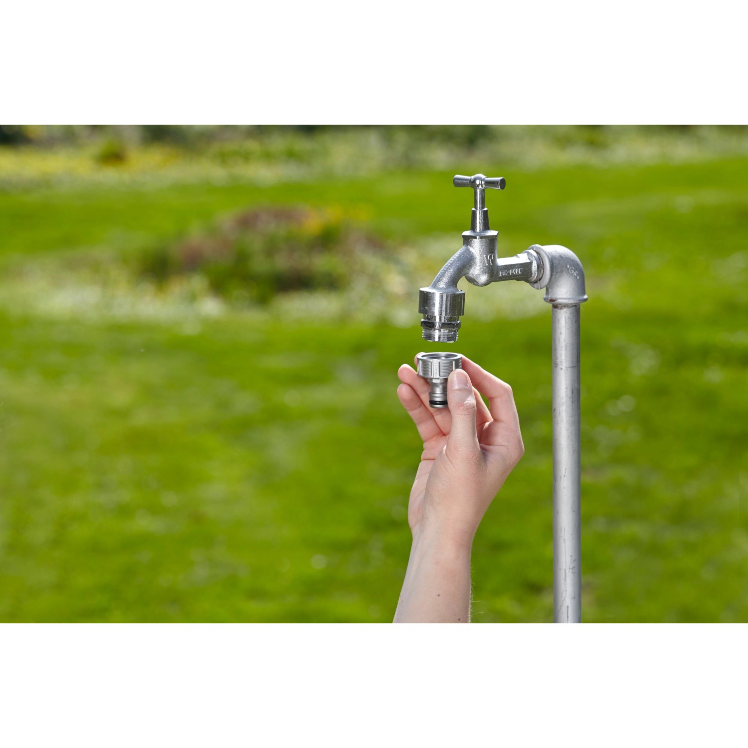Gardena Premium Hahnverbinder (33,3 mm) wird an einen Wasserhahn angeschlossen.