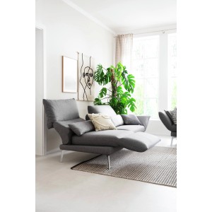 Graues Sofa mit verstellbarer Rückenlehne und silbernen Füßen im Wohnzimmer.