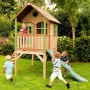 Spielhaus Laura mit Leiter und Rutsche im Garten mit spielenden Kindern.