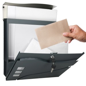 ECD Germany Design Briefkasten Anthrazit/Silber mit Zeitungsfach und Hand die einen Brief einwirft.
