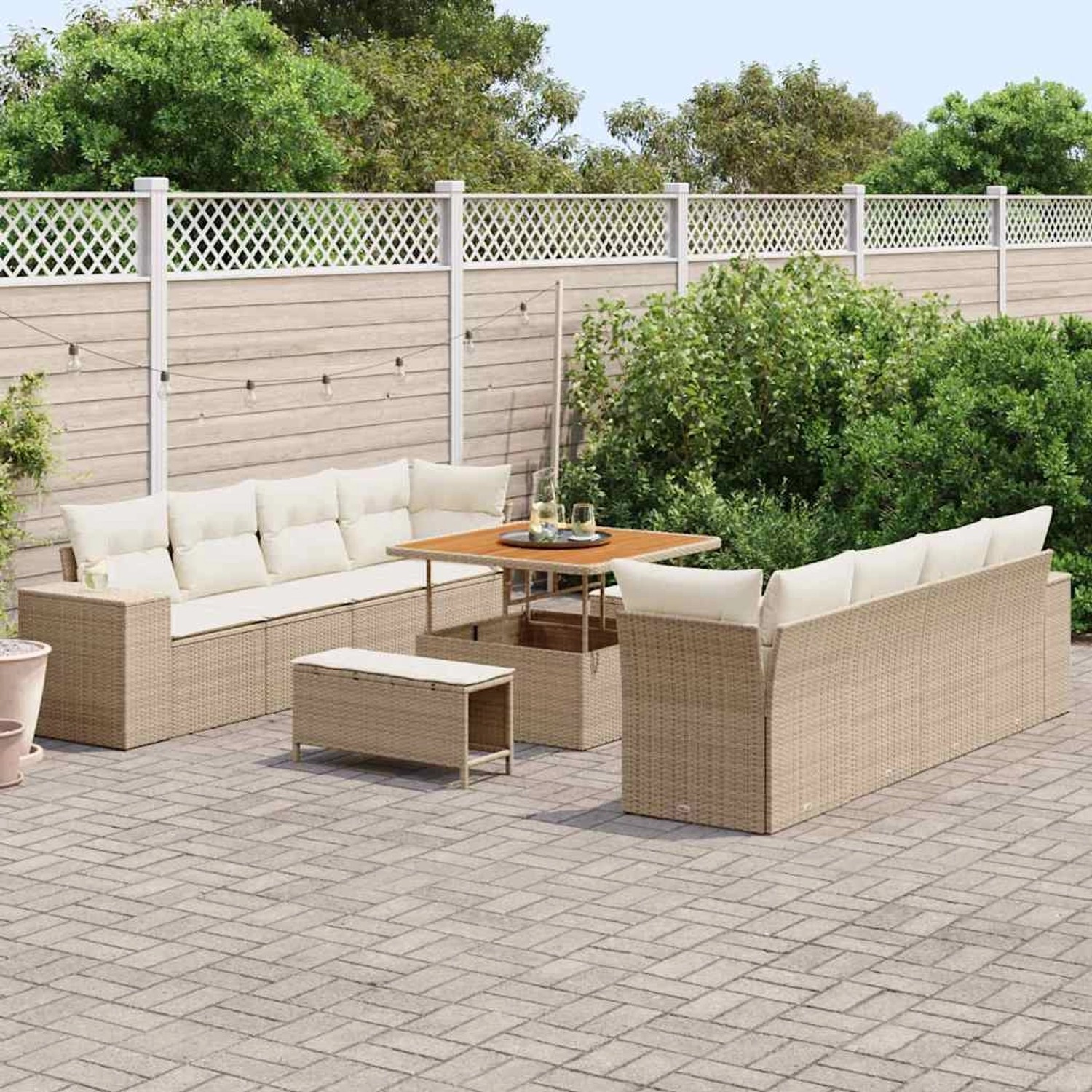 Beiges 11-teiliges vidaXL Garten-Sofa-Set aus Poly Rattan mit Tisch und Hockern.