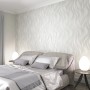 Beige Marburg Vliestapete Hailey mit grafischem Wellenmuster im Schlafzimmer.