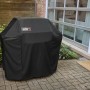 Abgedeckter Weber Gasgrill E-410 Spirit 2025 Schwarz mit 4 Brennern im Außenbereich.