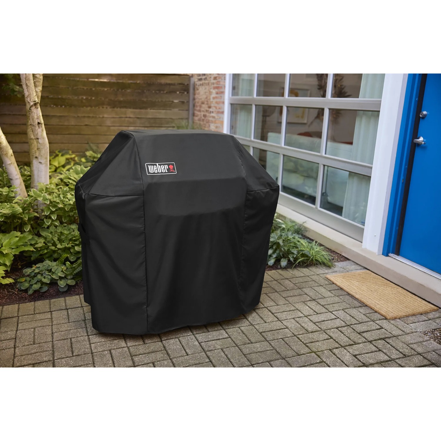 Abgedeckter Weber Gasgrill E-410 Spirit 2025 Schwarz mit 4 Brennern im Außenbereich.