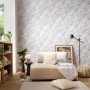 Wohnraum mit Erismann Vliestapete Carrara in Grau mit Marmor-Optik.