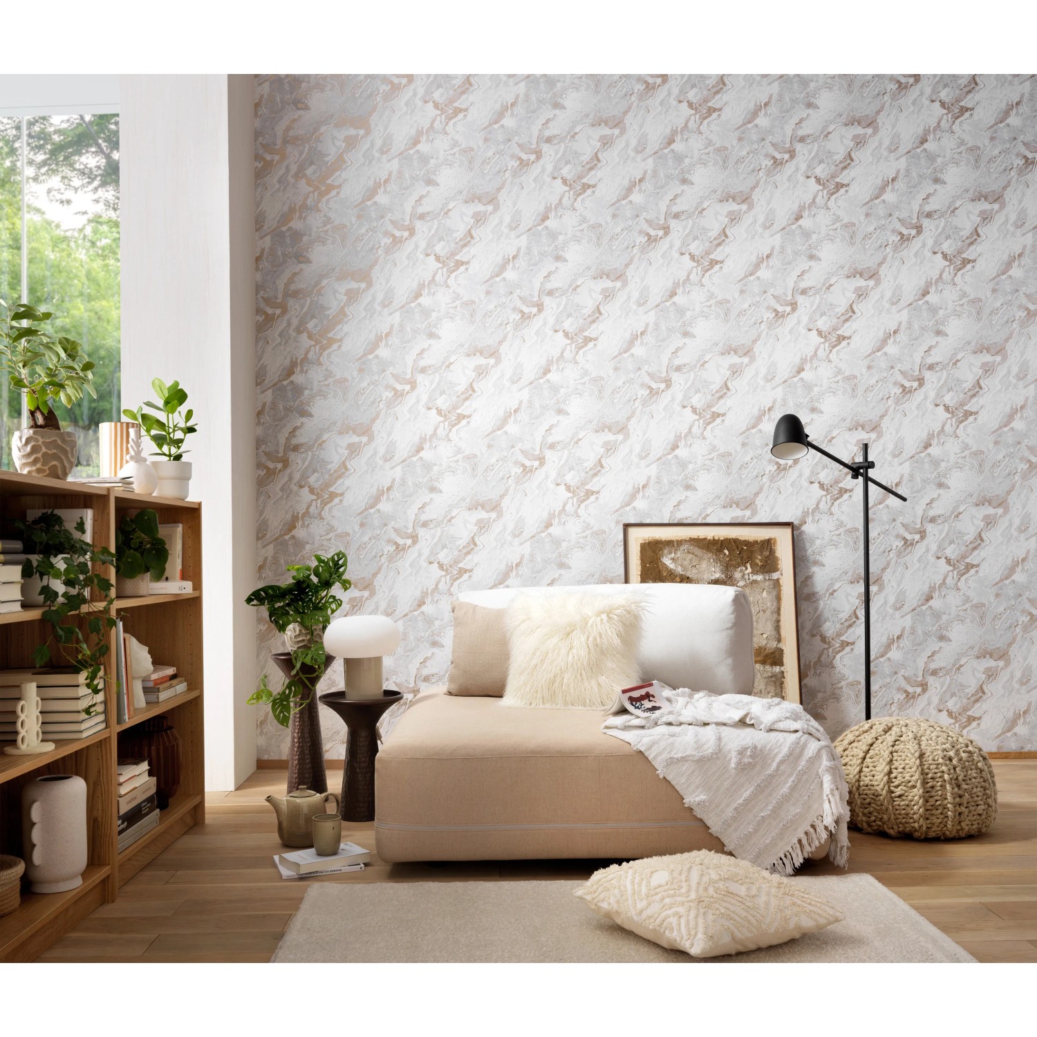 Wohnraum mit Erismann Vliestapete Carrara in Grau mit Marmor-Optik.