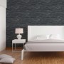 Livingwalls Vliestapete in Steinoptik, schwarz und anthrazitgrau, im Schlafzimmer.