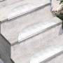 Silberne Aluminium Rautenscheiben als rutschfeste Stufenmatten auf einer grauen Außentreppe. Für sichere Treppenstufen.