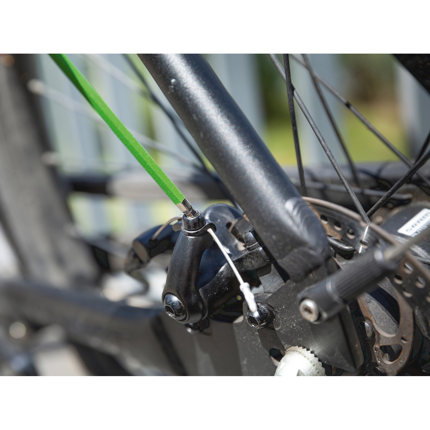 LUX Stiftschlüssel-Set (9-teilig) im Einsatz am Fahrrad, um eine Schraube zu lösen.