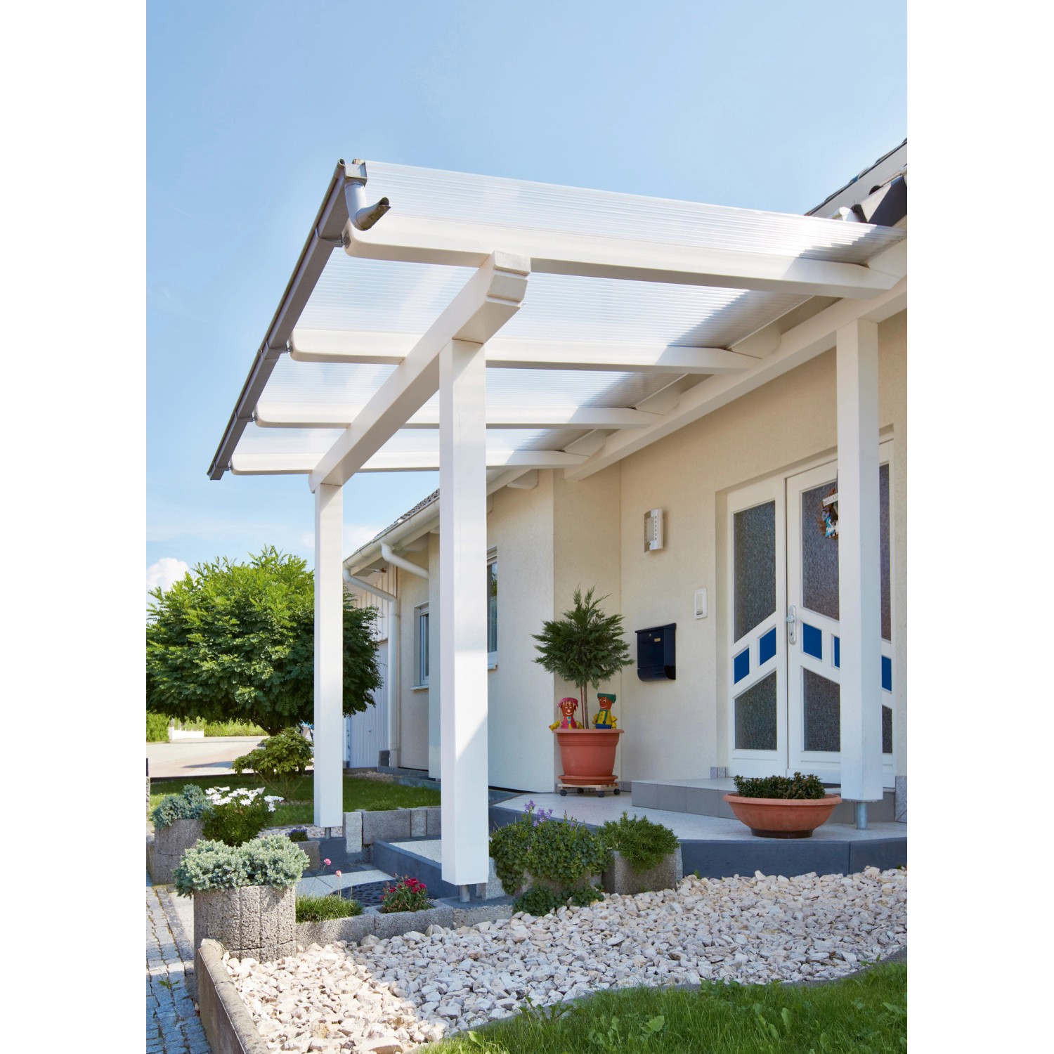 Transparente Gutta Hohlkammerplatte (16 mm) als Terrassenüberdachung.