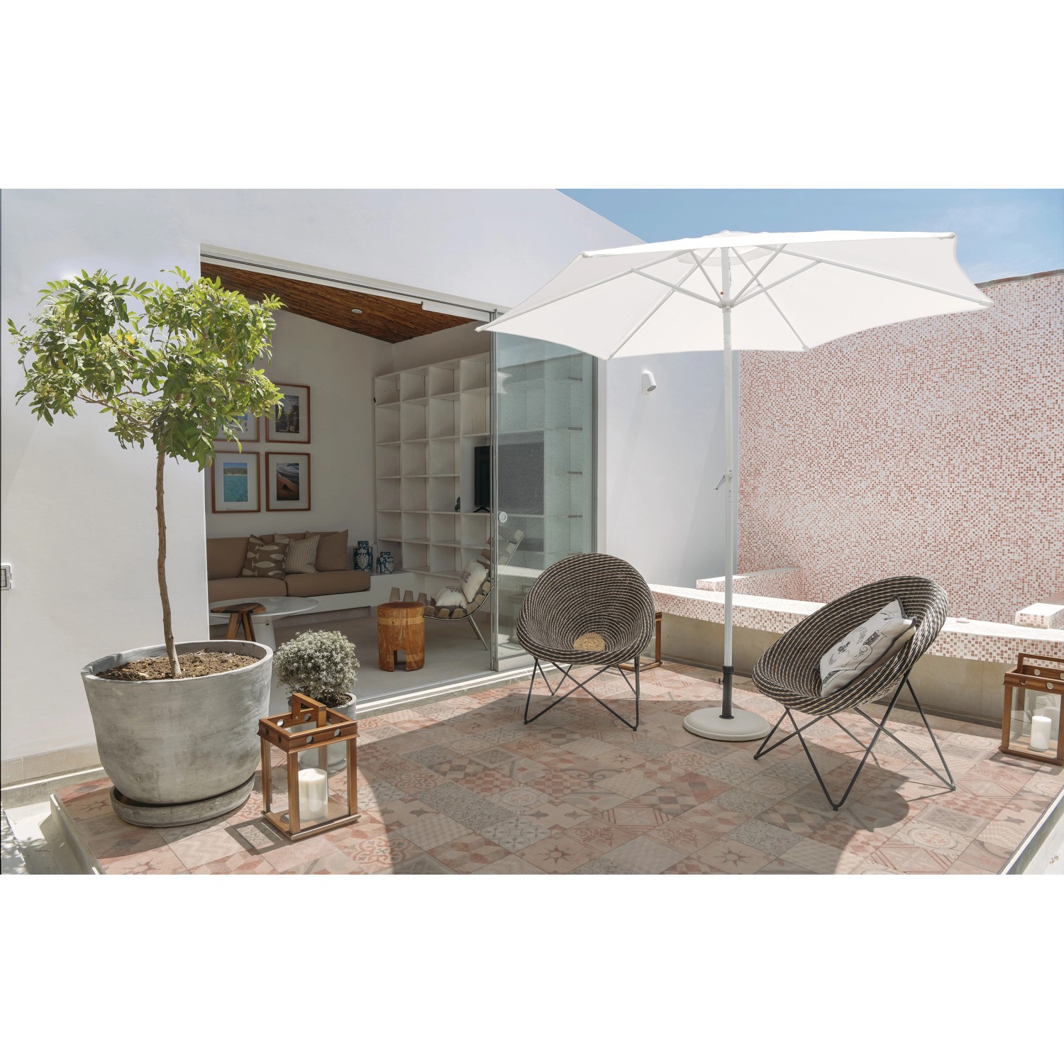 Verlegte EHL Terrassenplatten Mosaik Salihari in Beige-Grau auf einer Terrasse mit Möbeln.