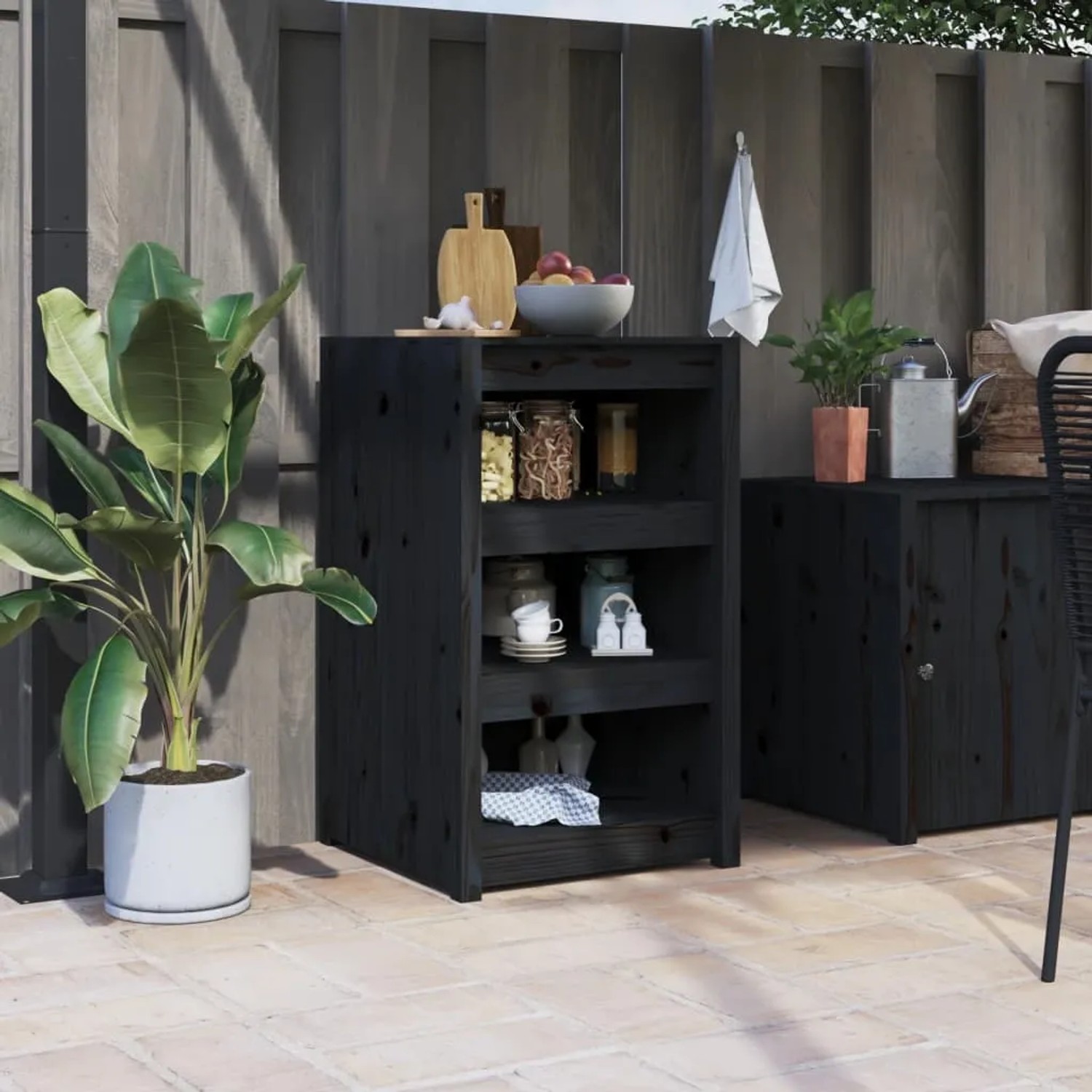 Schwarzer vidaXL Outdoor-Küchenschrank aus Kiefernholz mit drei offenen Regalen.