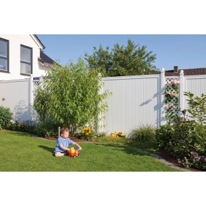 Weißer Longlife Riva Sichtschutzzaun (180x180cm) im Garten mit Kind.