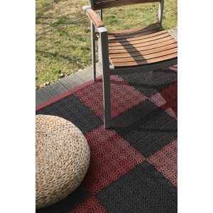 Andiamo Klick-Fliesen in Terracotta und Schwarz, verlegt auf einer Terrasse mit Stuhl und Hocker.