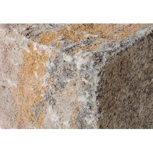 Diephaus Blockstufe Maximo Muschelkalk, 112,5x34,5x15cm, Detailaufnahme der Oberfläche.