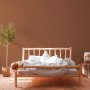 Schlafzimmer mit matter, rotbrauner Vliestapete mit leichter Struktur von OBI.