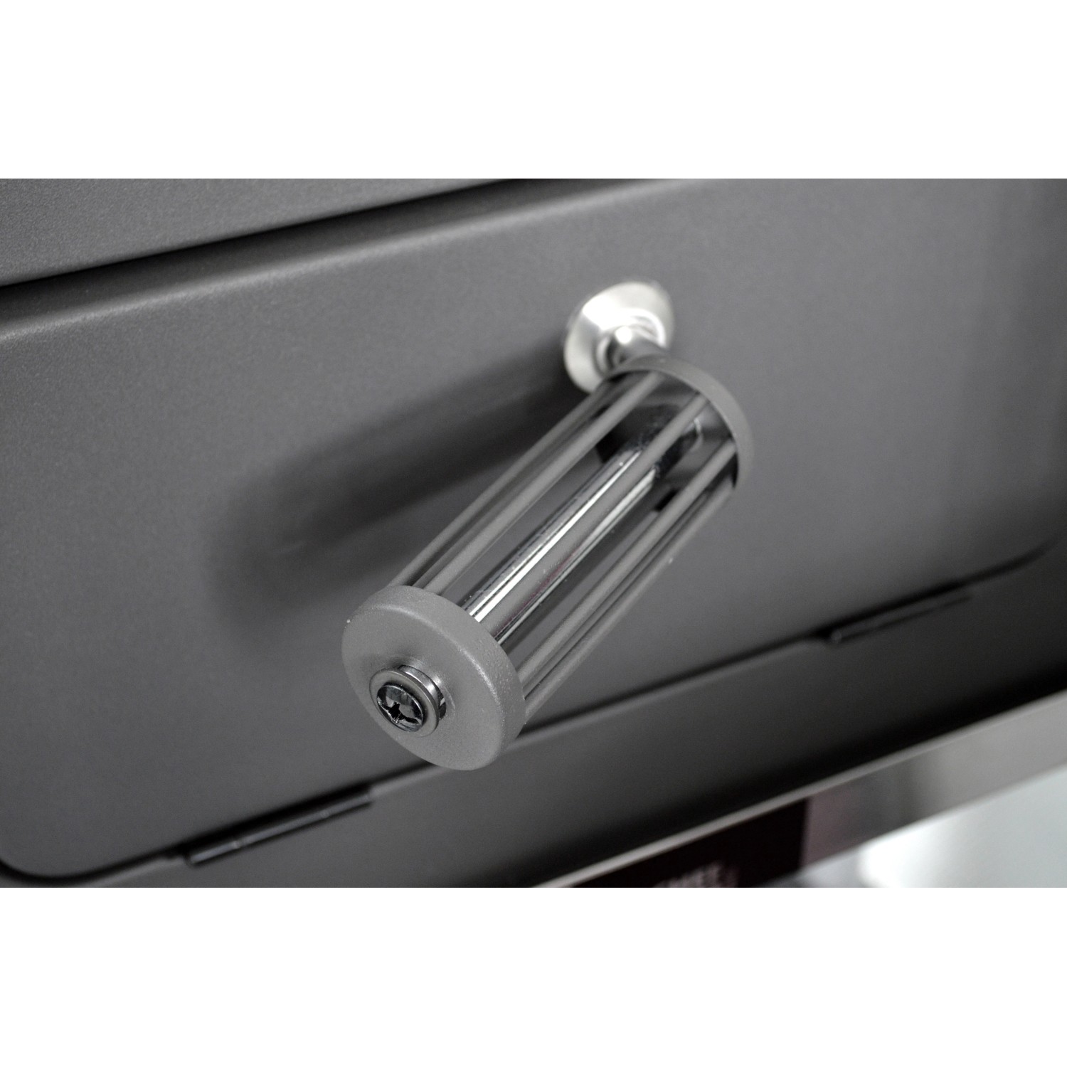 Detailaufnahme: Kurbel zur Höhenverstellung des Kohlerosts am Grillchef Holzkohlegrillwagen.