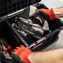 Offener, schwarzer PROREGAL QBRICK Werkzeugkasten mit Werkzeug und Trennstegen.