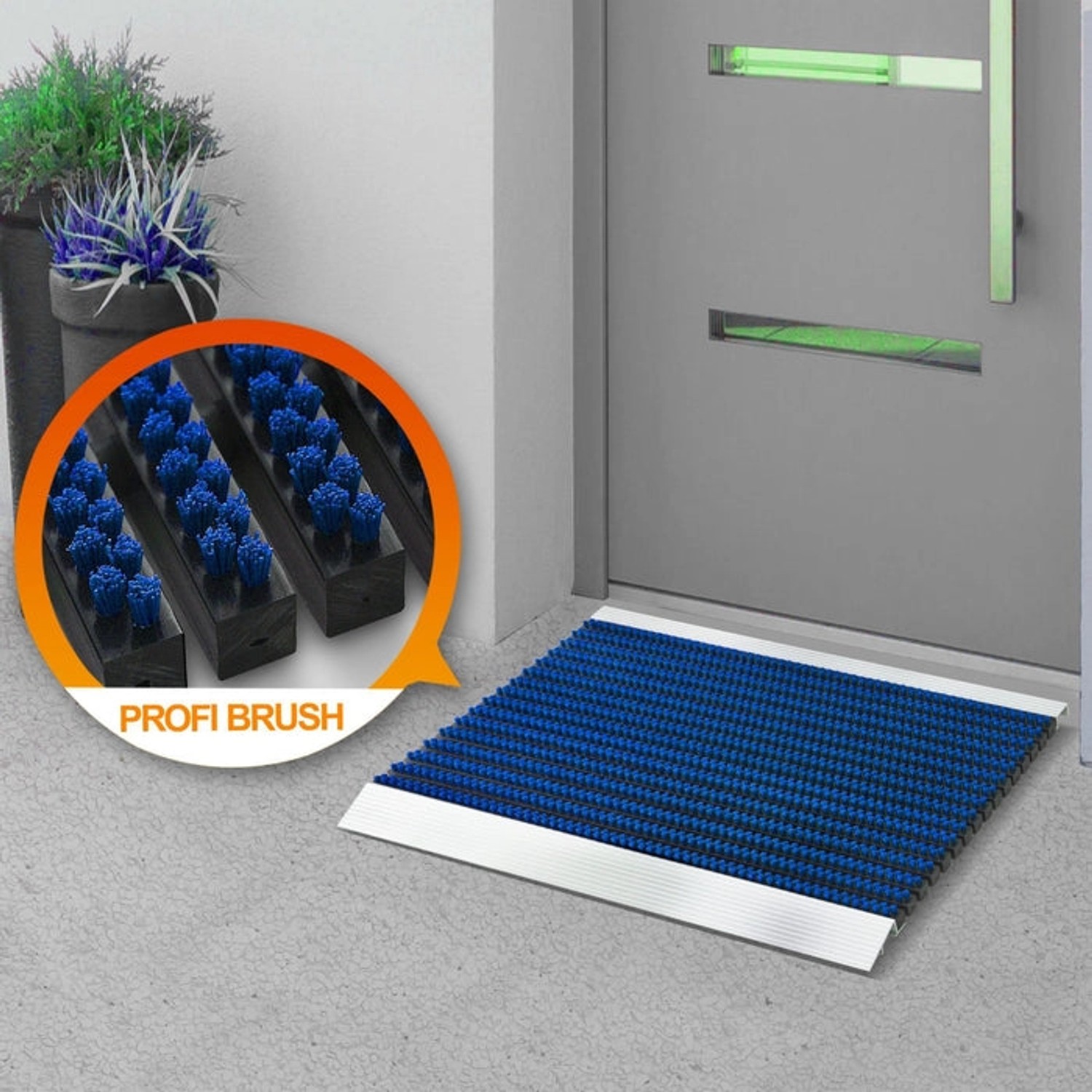Blaue Karat Fußmatte Profi Brush mit Alu-Rahmen vor einer Tür. Fußabtreter mit Bürsten.