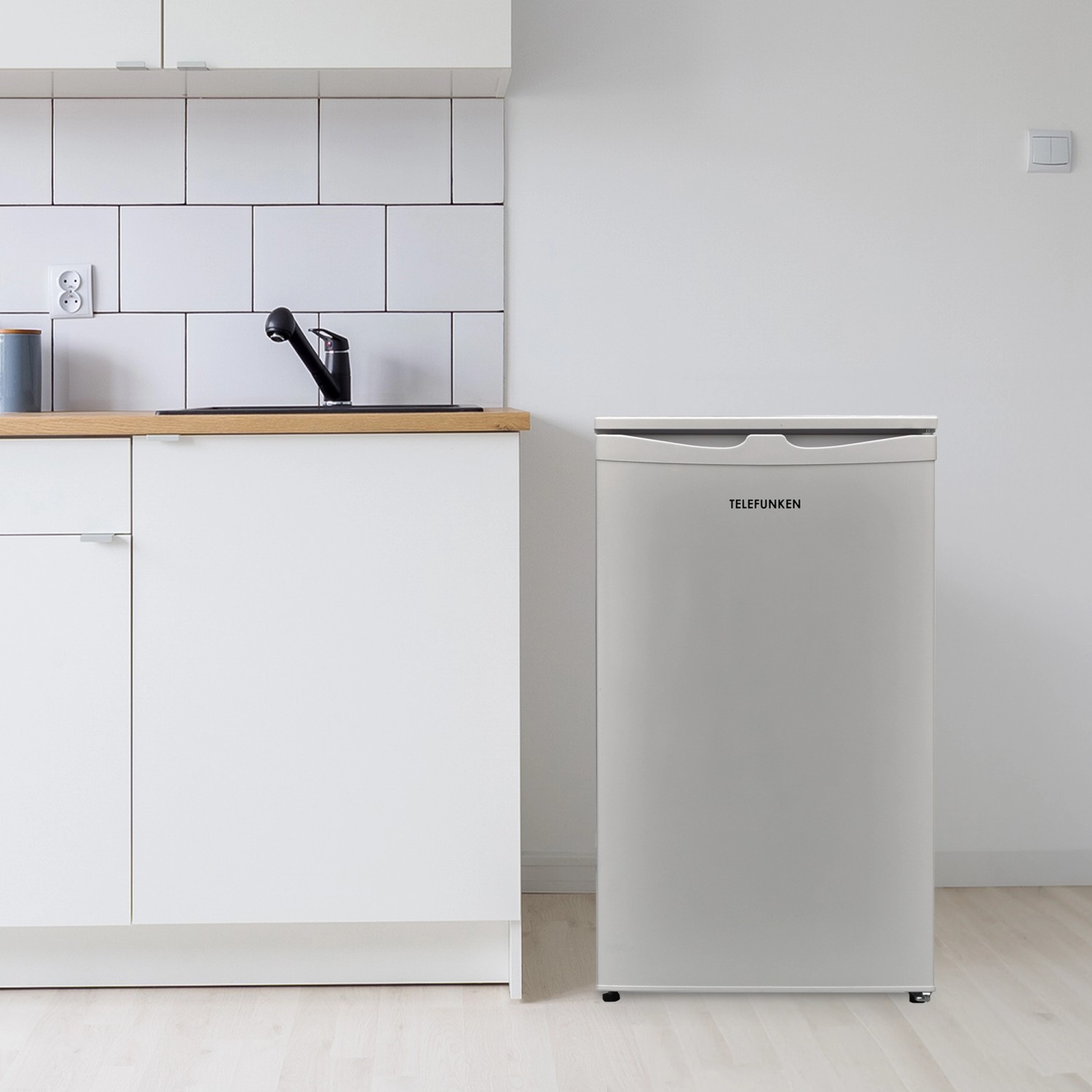 Freistehender Telefunken Kühlschrank CF-32-152-S mit Gefrierfach und Temperaturregelung.