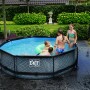 Exit Stahlrahmenpool-Set Wood Ø 300 cm mit Kindern im Garten. Holzoptik, runder Aufstellpool.
