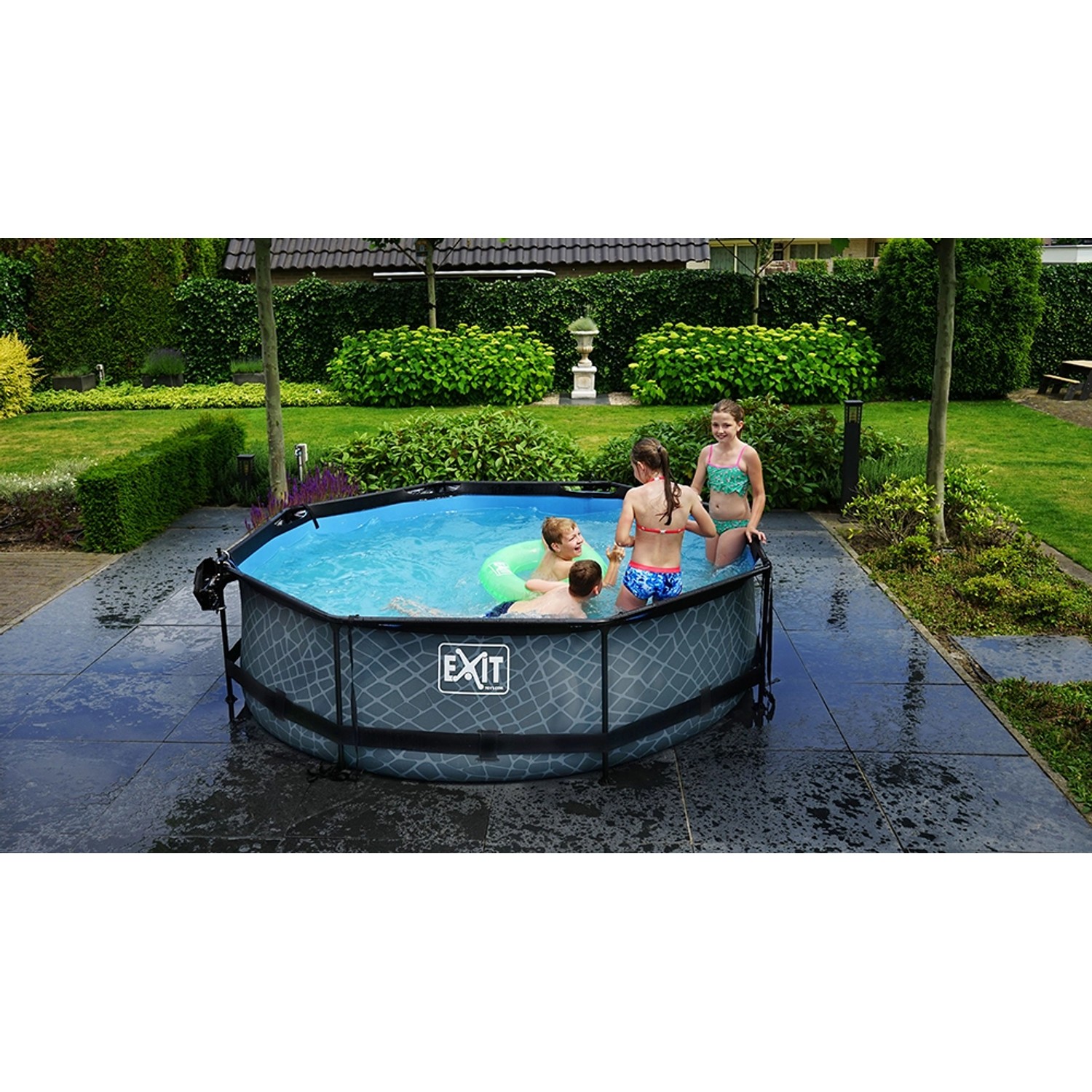 Exit Stahlrahmenpool-Set Wood Ø 300 cm mit Kindern im Garten. Holzoptik, runder Aufstellpool.