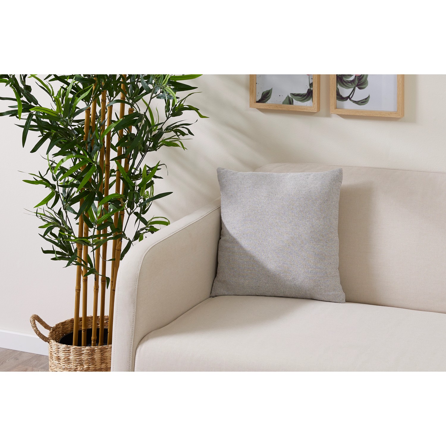 Hellgraues Andiamo Kissen Jenny, 40x40 cm, auf Sofa. Dekokissen für Wohnzimmer und Schlafzimmer.