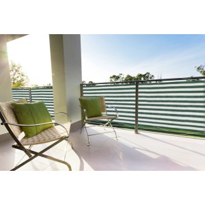 Floracord Balkonsichtschutz, grün-weiß gestreift, für mehr Privatsphäre auf dem Balkon.