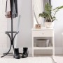 Langer, silberner Relaxdays Schuhlöffel aus Eisen, 70 cm, neben schwarzen Stiefeln im Flur. Praktischer Haushaltshelfer.