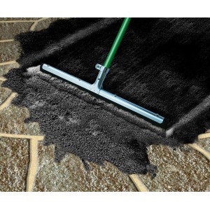 Auftragen von MEM Fix-Fertig-Fugenmörtel Basalt auf Pflaster mit Rakel. Trockenmörtel für Pflasterfugen.