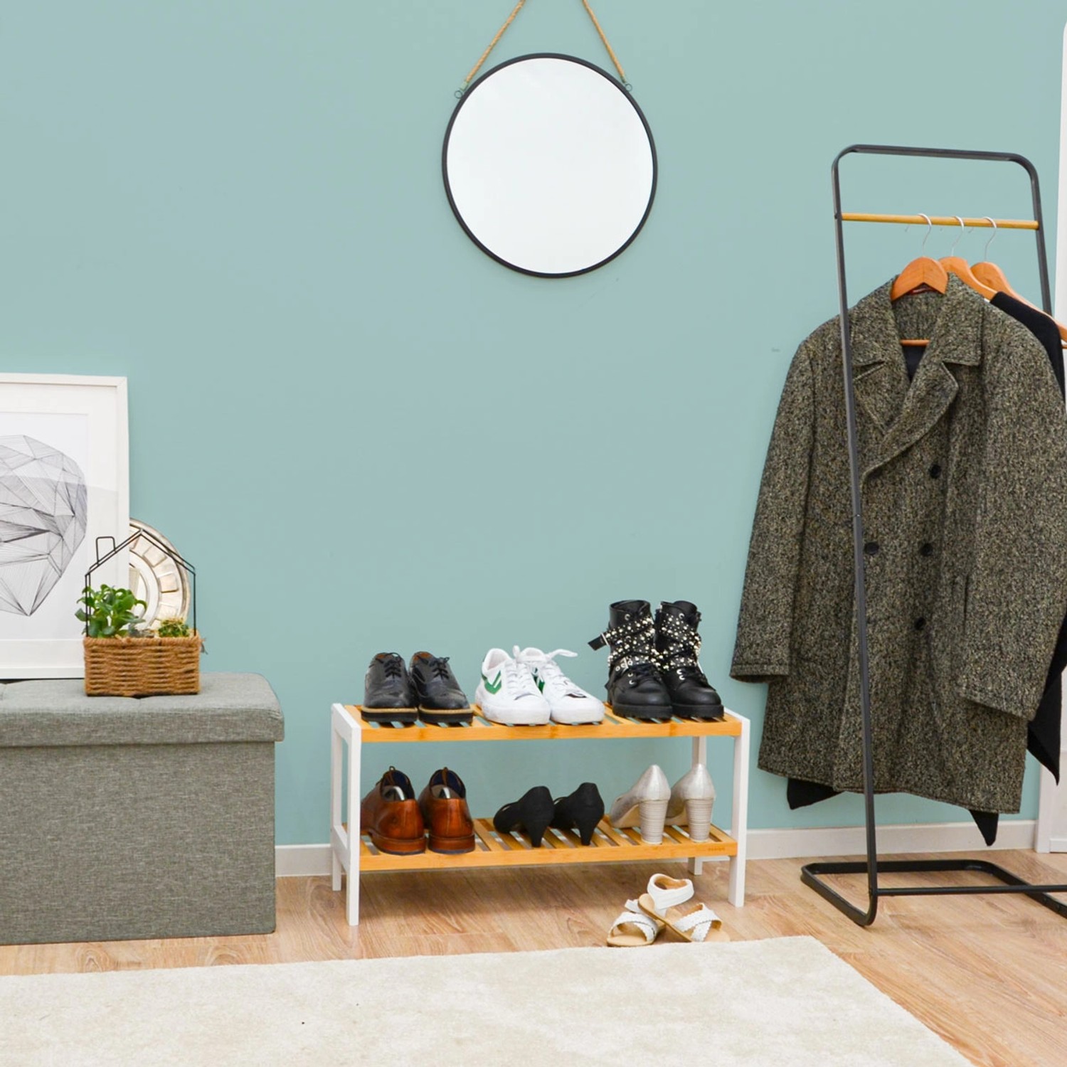 Weißes DuneDesign Schuhregal aus Bambus mit zwei Ablagen und diversen Schuhen im Flur.