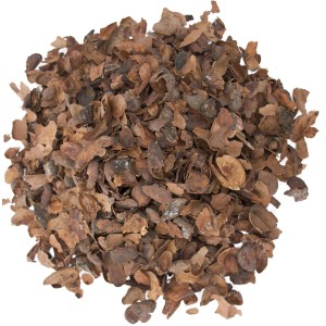 Floragard Kakaoschalen, naturbelassener Mulch zur Bodenabdeckung und Unkrautunterdrückung.