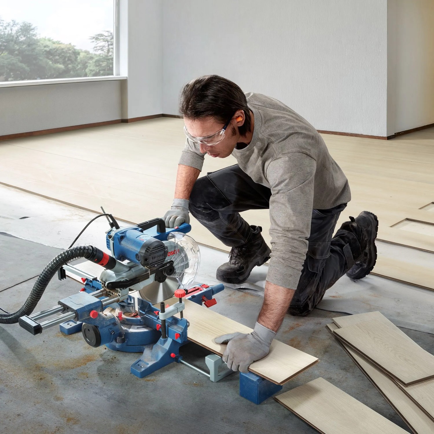 Bosch GCM 254 D Kapp- und Gehrungssäge im Einsatz beim Laminat Zuschnitt.