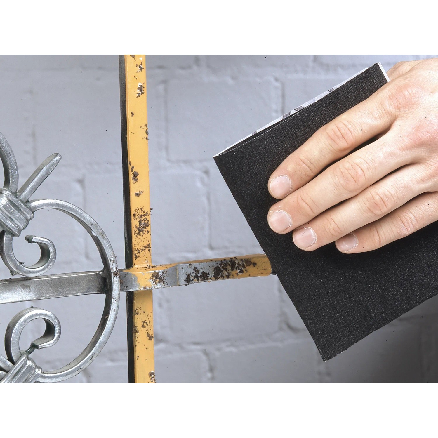 LUX Metall-Schleifpapier K40 im Einsatz an einem Metallgitter.