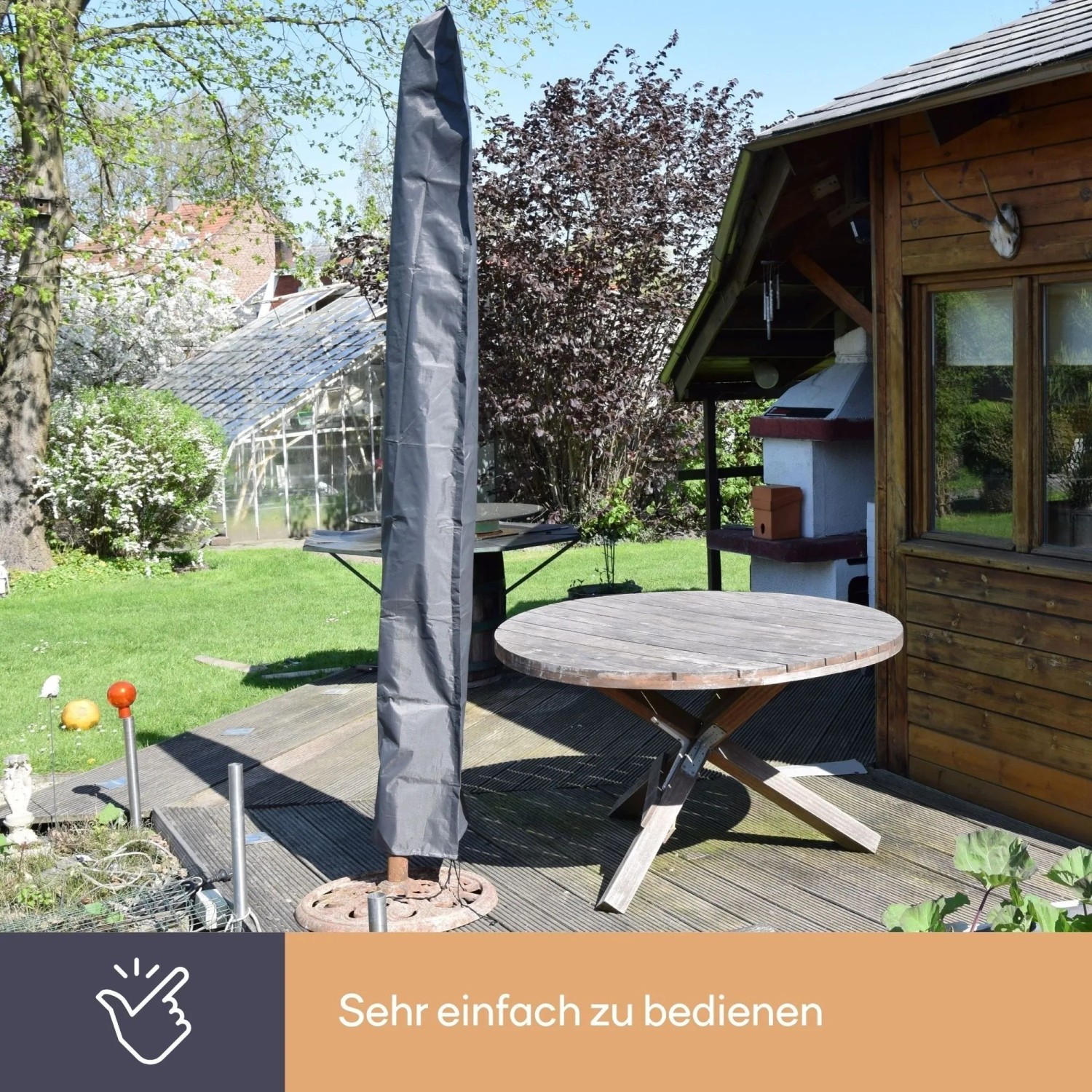 Schwarze Perel Garten-Schutzhülle aus Polypropylen-Gewebe für Sonnenschirme auf Terrasse.