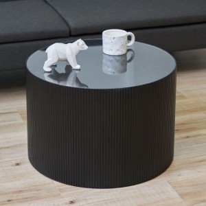 Runder schwarzer Beistelltisch Svita Carla mit gerippter Rattanoptik und dunkler Glasplatte. Ideal als Couchtisch.