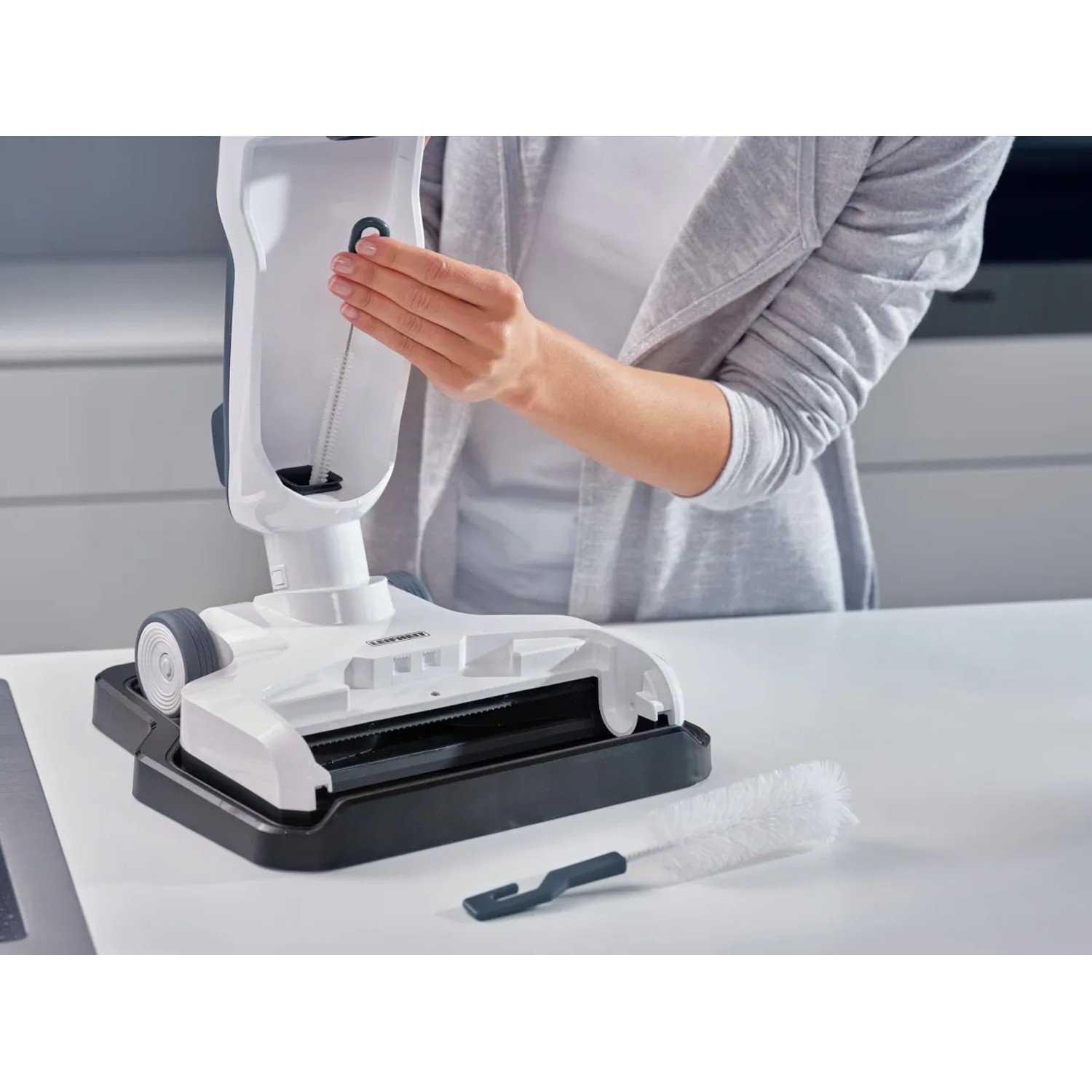 Leifheit Akku-Saugwischer Regulus Aqua PowerVac mit Reinigungsbürsten.