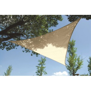 Cremefarbenes, wasserdurchlässiges Perel Dreieck-Sonnensegel 500x500 cm im Einsatz.
