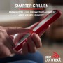 Weber Holzkohlegrill Performer Premium Smart mit Weber Connect App auf Smartphone.