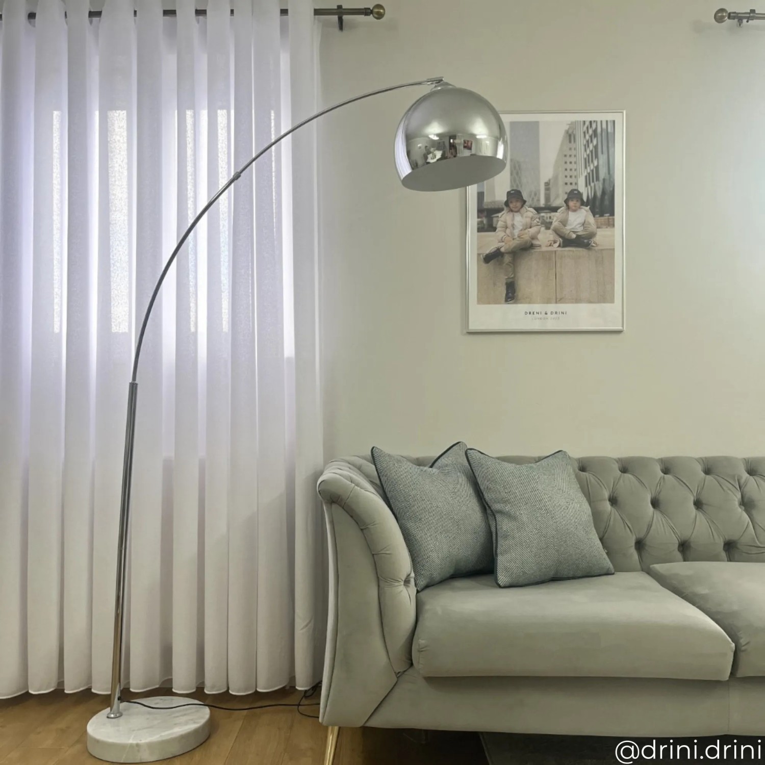 Teamson Home Bogenlampe in Chrom-Silber, stilvolle Stehleuchte für Wohnräume.