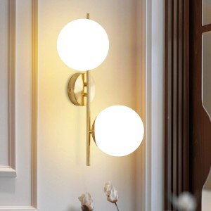 Moderne goldene 2-flammige Wandleuchte mit zwei weißen Glaskugeln für E27-Lampen.