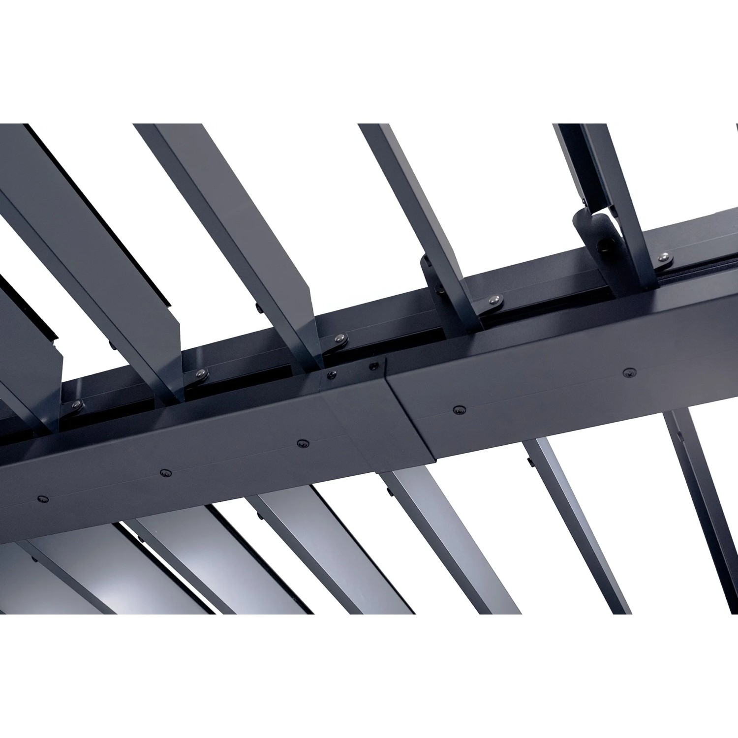 Detailansicht der grauen Cazeboo Piana Bioklimatischen Pergola (4x3m) mit Lamellen aus Stahl und Aluminium.