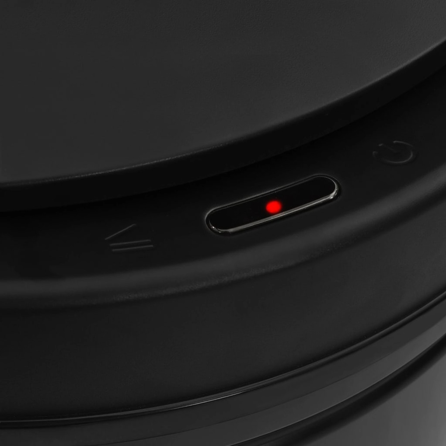 Detailaufnahme: Schwarzer vidaXL Sensor Mülleimer mit LED-Anzeige.