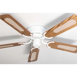 Weißer Pepeo Deckenventilator Kisa Deluxe mit Flügeln in Eiche/Walnuss und Zugschalter.