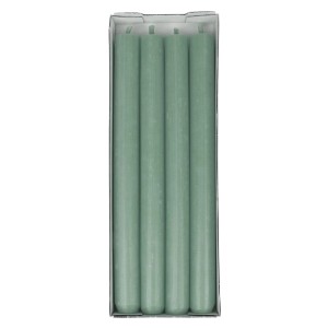 Vier schlanke Steinhart Leuchterkerzen in Salbeigrün im 4er-Pack, in offener Kartonverpackung.