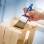 LUX Flachpinsel Lasur 50mm im Einsatz: Holz wird mit Lasur gestrichen.