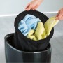 Schwarzer Wenko Badhocker Candy mit Wäschekorb (20L) und Handtüchern.